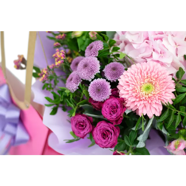 kytice hortenzií a germín ve vodním balení